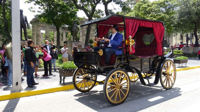 You are currently viewing Electric “Horseless” Carriages – The Wave of the Future!